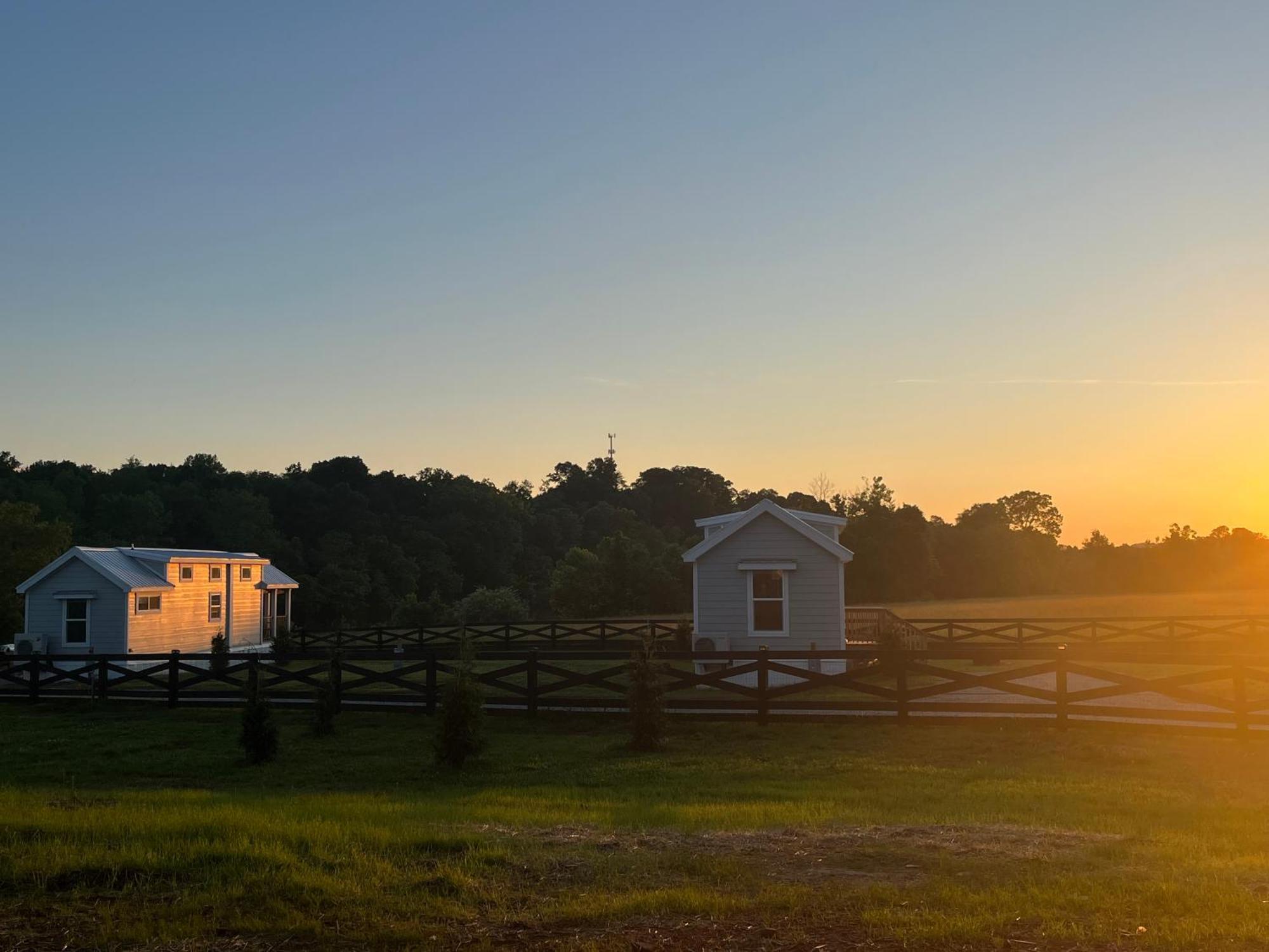 Strawberry Plains Luxury Riverfront Tiny House- Amazing Views- #111 מראה חיצוני תמונה